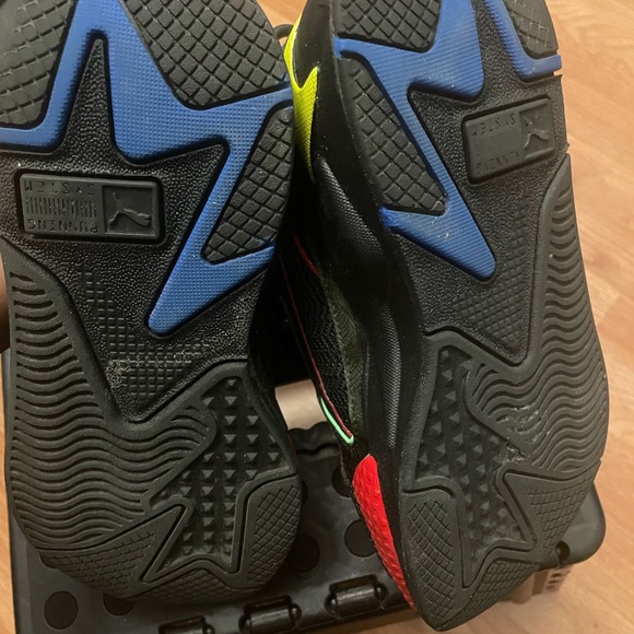 Size 4 youth Puma Black multi colored good condition - Picture 4 of 4